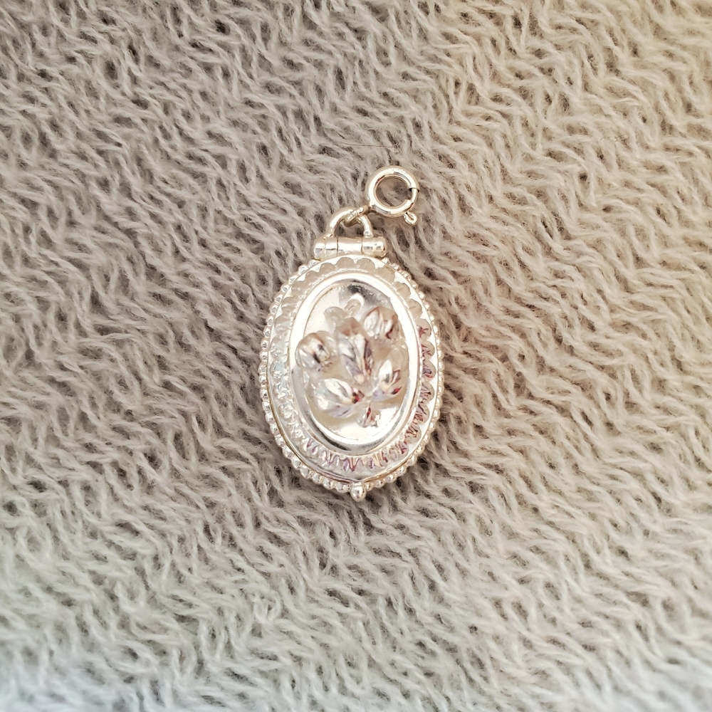 Oval locket w/ flowers Sterling Silver New